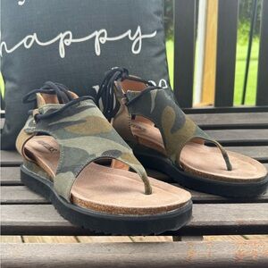 MukLuks Sandle Wedge